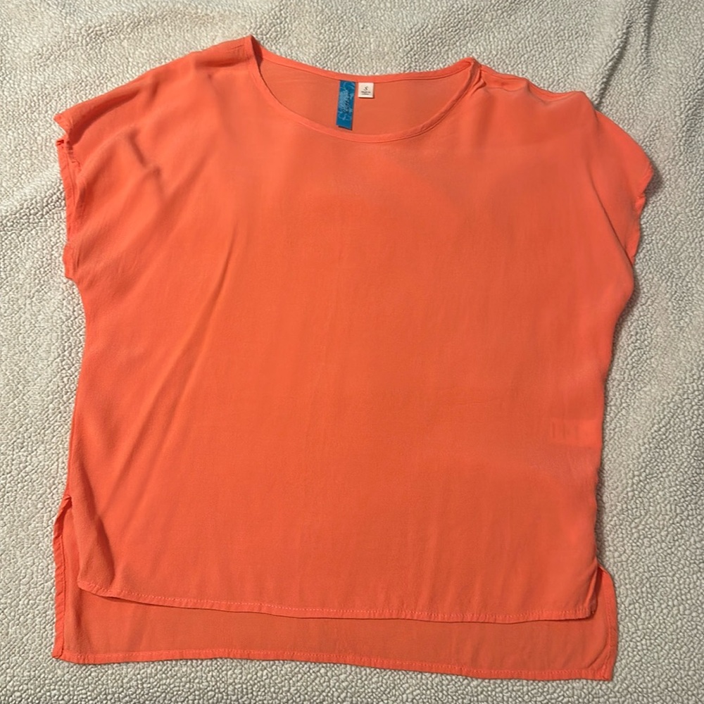 Orange short sleeve blouse. 
Size Small
Brand: buttons

Great condition